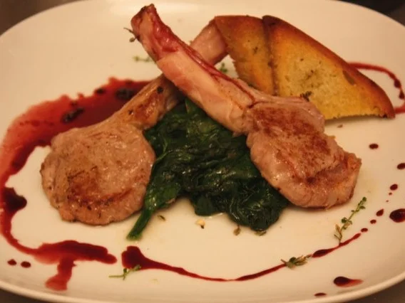 Lammkotelett auf Blattspinat mit Rotwein-Thymianreduktion - Rezept