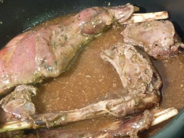 Geschmorte Wildhasenteile mit gemischtem Salat - Rezept - Bild Nr. 2