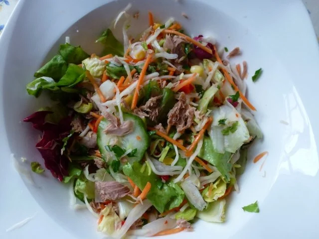 Geschmorte Wildhasenteile mit gemischtem Salat - Rezept - Bild Nr. 3