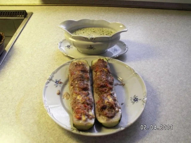 Rezept: Zucchini mit Hackfleischfüllung und Petersilien-Sauce Zucchini mit Hackfleischfüllung und Petersilien-Sauce - Rezept