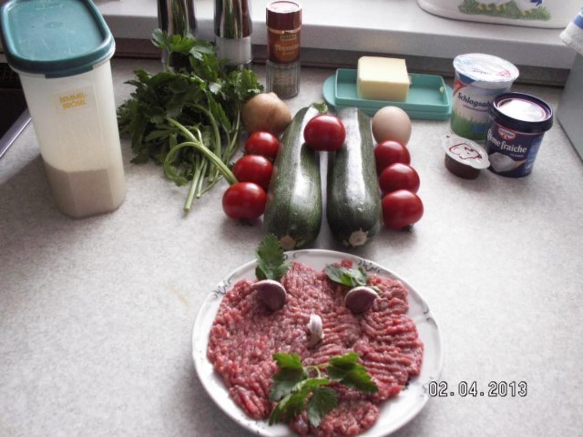 Zucchini mit Hackfleischfüllung und Petersilien-Sauce - Rezept - Bild Nr. 2