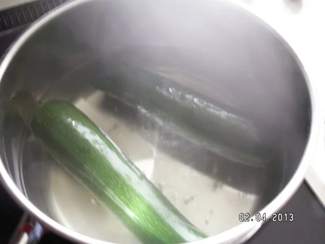 Rezept: Zucchini mit Hackfleischfüllung und Petersilien-Sauce Bild Nr. 3 Zucchini mit Hackfleischfüllung und Petersilien-Sauce - Rezept - Bild Nr. 3