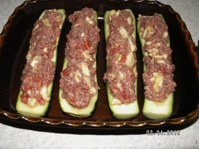 Rezept: Zucchini mit Hackfleischfüllung und Petersilien-Sauce Bild Nr. 5 Zucchini mit Hackfleischfüllung und Petersilien-Sauce - Rezept - Bild Nr. 5