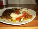 Kabeljaufilet mit Zwiebelgemüse und Paprika im Ofen gegart - Rezept