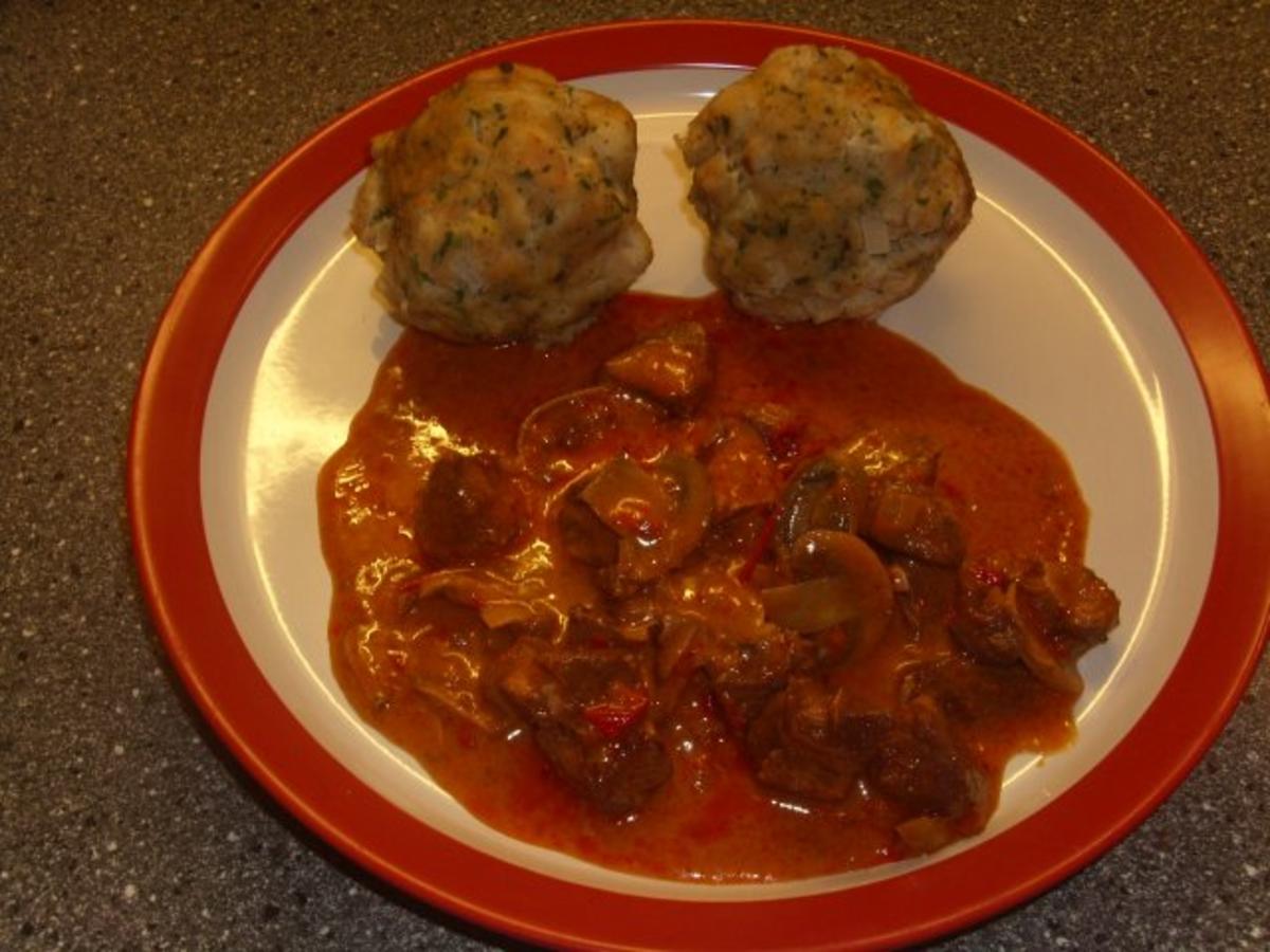 Bilder für Gulasch in Rotwein mit Semmelknödel - Rezept