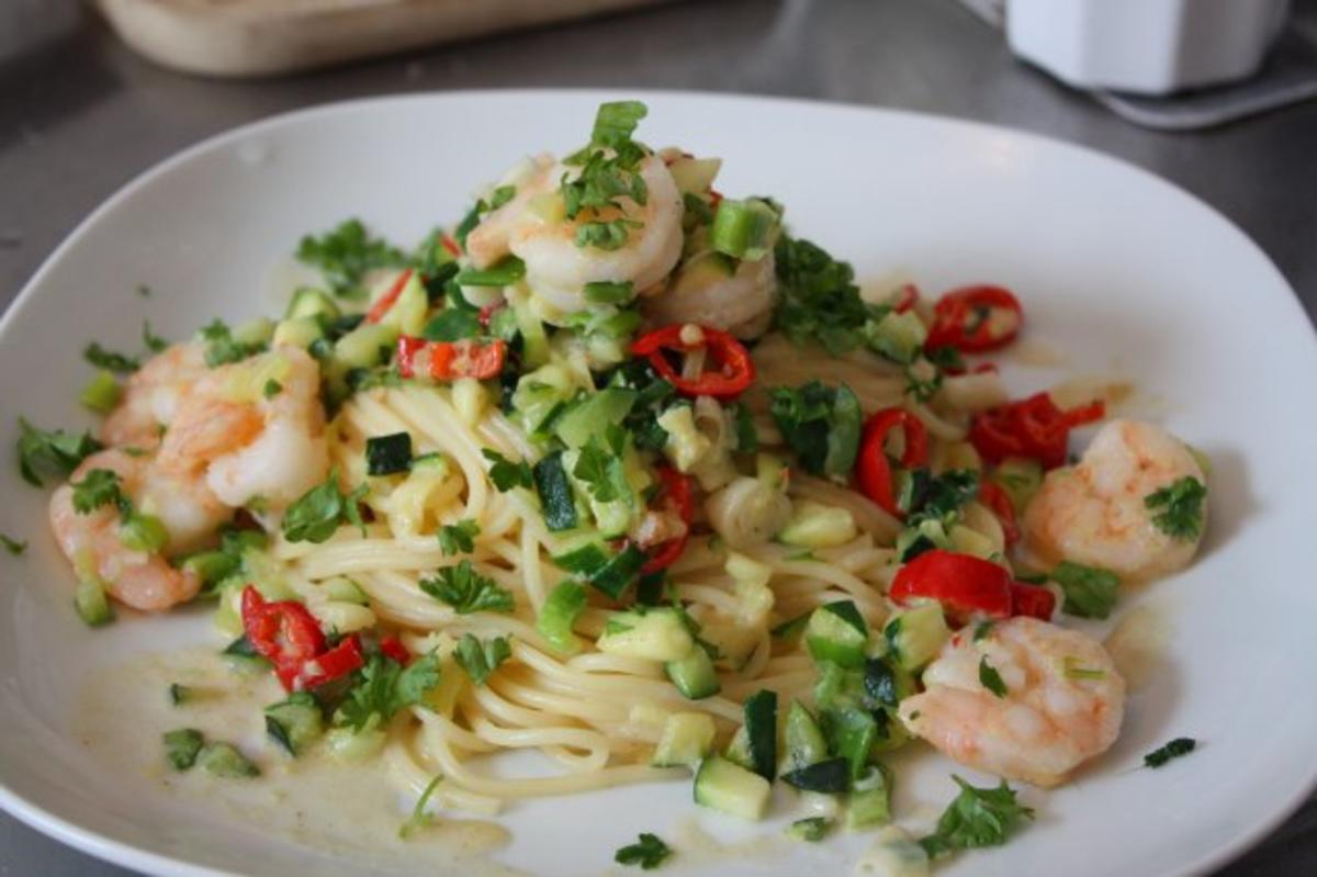 Scharfe Pasta mit Garnelen, Zucchini und Frühlingszwiebeln - Rezept ...