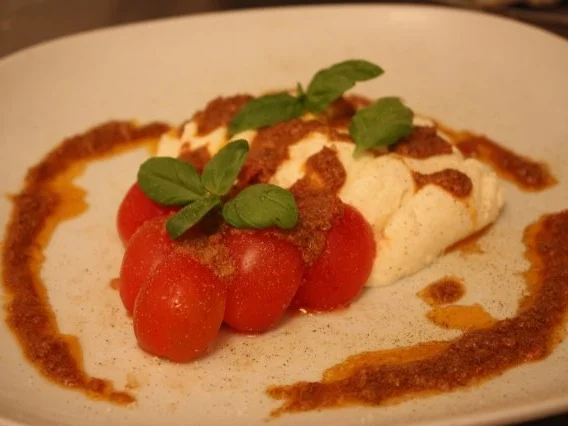 Rezept: Tomate-Mozzarella mit Ricotta-Walnusspesto Tomate-Mozzarella mit Ricotta-Walnusspesto - Rezept