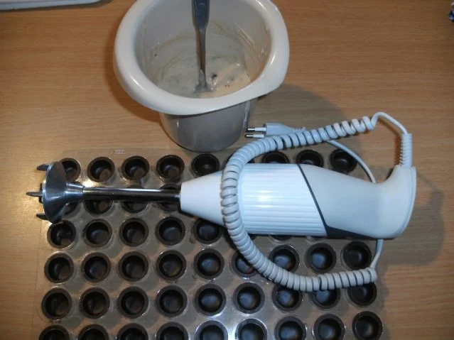 Rezept: Konfekt: Amarene-Marzipan - Trüffel Bild Nr. 3 Konfekt: Amarene-Marzipan - Trüffel - Rezept - Bild Nr. 3