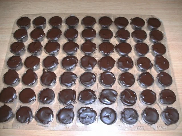 Rezept: Konfekt: Amarene-Marzipan - Trüffel Konfekt: Amarene-Marzipan - Trüffel - Rezept