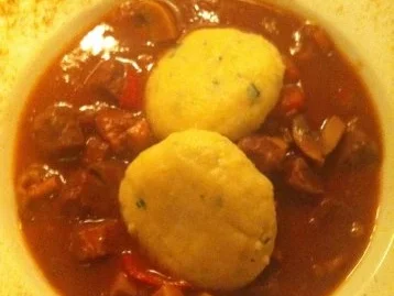Gulasch mit Thymianklössen - Rezept