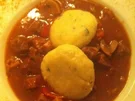 Gulasch mit Thymianklössen - Rezept