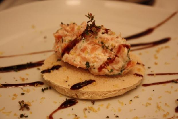 Lachstatar auf einem leicht gerösteten Weißbrot