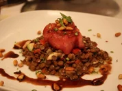 Ziegenkäse im Lachsschinkenmantel auf Linsensalat - Rezept