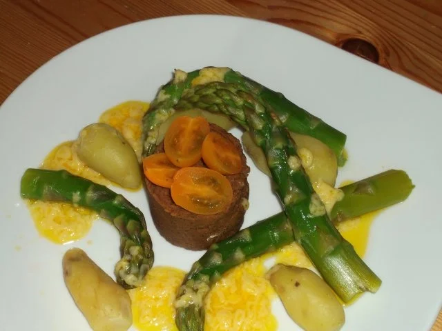 Rezept: Spargel mit schwarzen Kicherbsenpüree und Sauce Hollandaise Spargel mit schwarzen Kicherbsenpüree und Sauce Hollandaise - Rezept