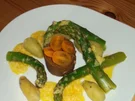 Spargel mit schwarzen Kicherbsenpüree und Sauce Hollandaise - Rezept