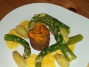Spargel mit schwarzen Kicherbsenpüree und Sauce Hollandaise - Rezept