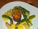 Spargel mit schwarzen Kicherbsenpüree und Sauce Hollandaise - Rezept