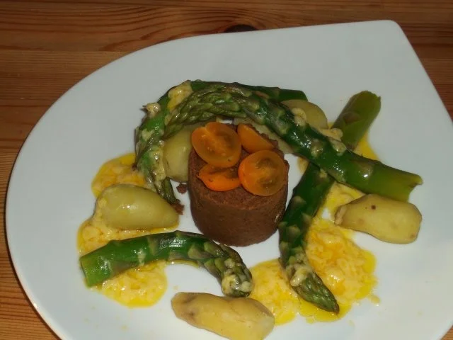 Rezept: Spargel mit schwarzen Kicherbsenpüree und Sauce Hollandaise Bild Nr. 2 Spargel mit schwarzen Kicherbsenpüree und Sauce Hollandaise - Rezept - Bild Nr. 2