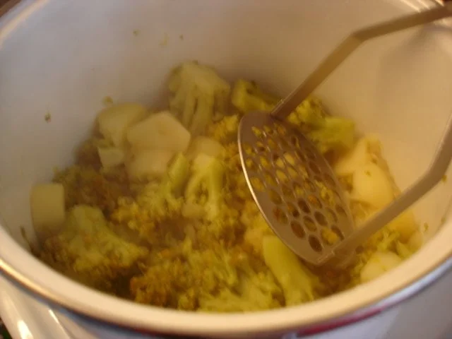 Rezept: Kabeljaufilet in Goldkruste mit Brokkolie-Kartoffelstampf Bild Nr. 9 Kabeljaufilet in Goldkruste mit Brokkolie-Kartoffelstampf - Rezept - Bild Nr. 9