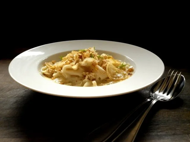 Rezept: Zwiebel - Fenchel - Pappardelle mit Bröseln Zwiebel - Fenchel - Pappardelle mit Bröseln - Rezept
