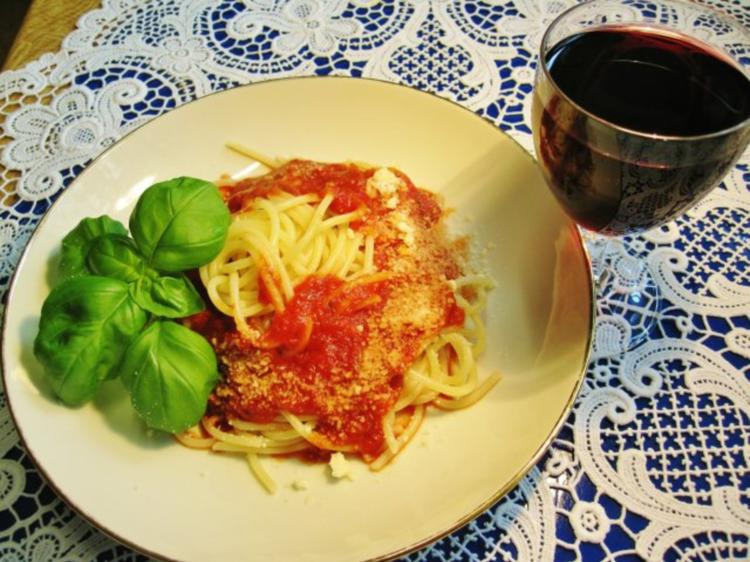 Nudeln mit Tomatensoße ... - Rezept mit Bild - kochbar.de