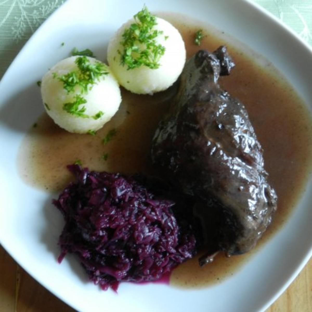 Hasenkeulen mit Klöße und Rotkohl - Rezept mit Bild - kochbar.de