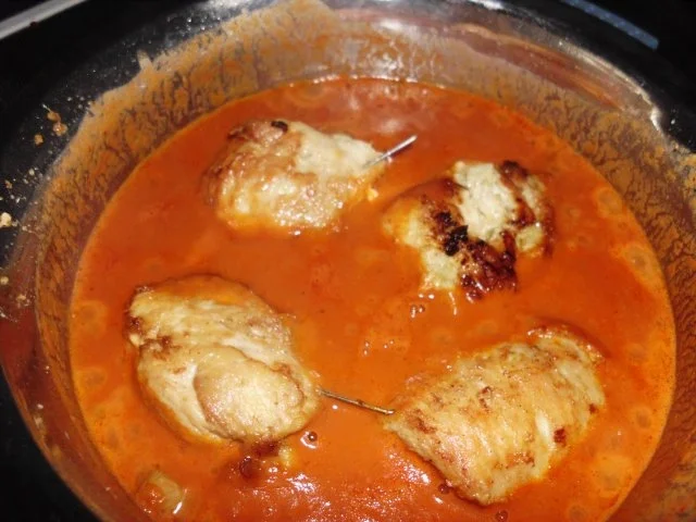 Hähnchenfilet-Röllchen in Tomatenrahm - Rezept - Bild Nr. 3