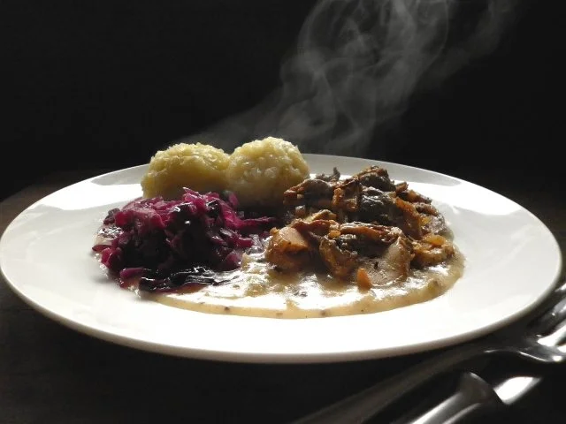 Rezept: Grüne Klöße mit Steinpilzen und Rotkohl Grüne Klöße mit Steinpilzen und Rotkohl - Rezept