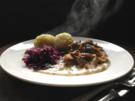 Grüne Klöße mit Steinpilzen und Rotkohl - Rezept
