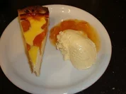 Triologie von Aprikosen-Quark-Tarte, Vanille-Eis und Aprikosenkompott - Rezept