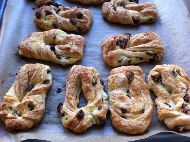 Plunderschleifen mit Quarkfüllung und Rosinen - Rezept - Bild Nr. 2