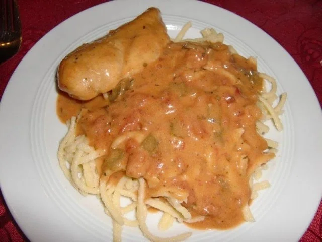 Hähnchenfilet auf Spätzle mit einer Paprikasahnesoße - Rezept
