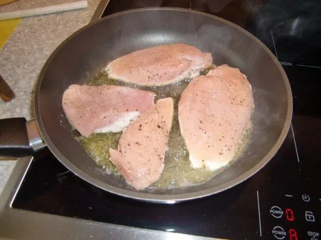 Hähnchenfilet auf Spätzle mit einer Paprikasahnesoße - Rezept - Bild Nr. 8