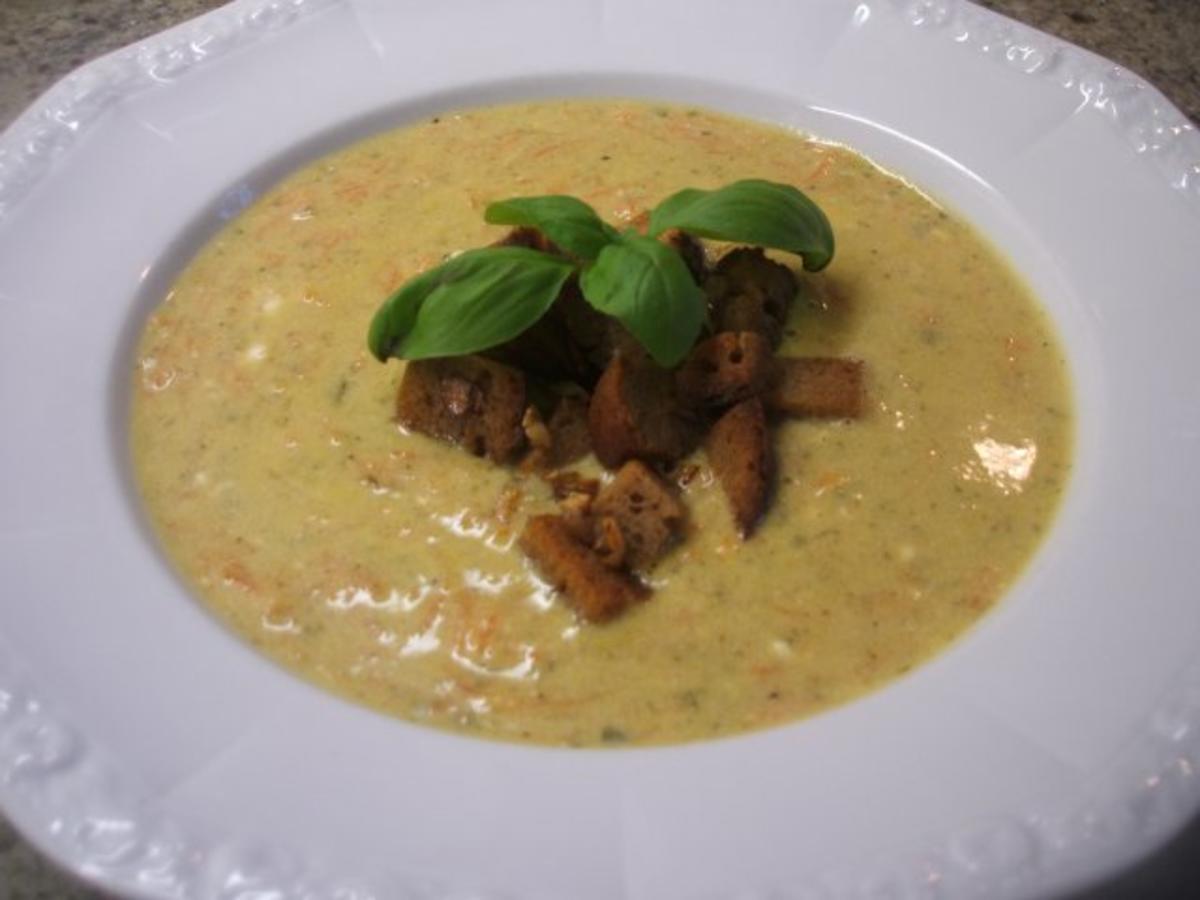 Suppen: Zucchinisuppe mit Karotten und Zwiebelcroutons - Rezept