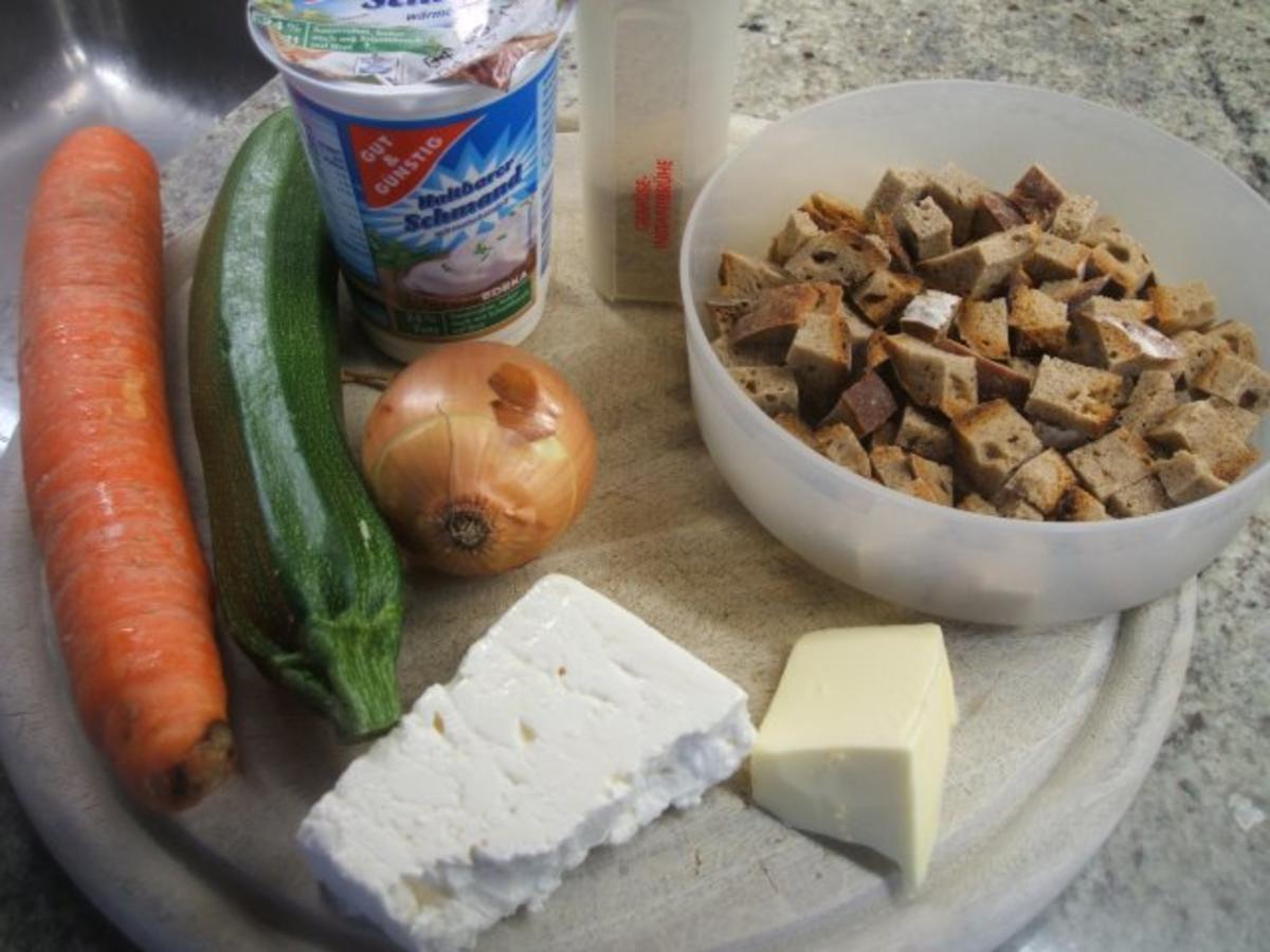 Suppen: Zucchinisuppe mit Karotten und Zwiebelcroutons - Rezept - Bild Nr. 2