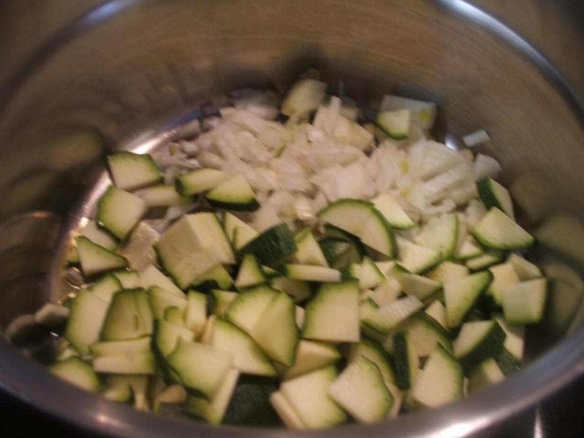 Suppen: Zucchinisuppe mit Karotten und Zwiebelcroutons - Rezept - Bild Nr. 3