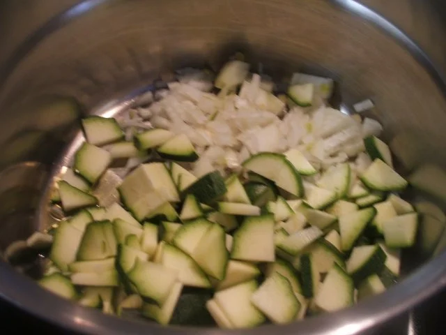 Suppen: Zucchinisuppe mit Karotten und Zwiebelcroutons - Rezept - Bild Nr. 3