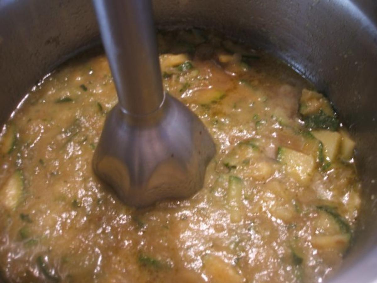 Suppen: Zucchinisuppe mit Karotten und Zwiebelcroutons - Rezept - Bild Nr. 4