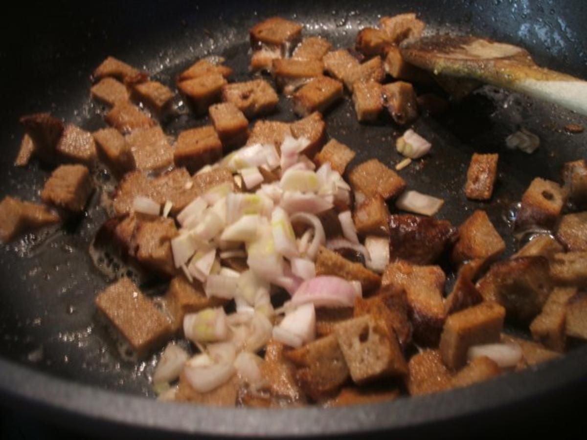Suppen: Zucchinisuppe mit Karotten und Zwiebelcroutons - Rezept ...