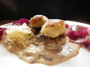 Gefüllte grüne Klöße mit Sahnesoße und Sauerkraut - Rezept