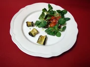 In Zucchini eingewickelter Ziegenkäse auf Tomaten- Schwarzbrot-Salat - Rezept