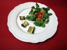 In Zucchini eingewickelter Ziegenkäse auf Tomaten- Schwarzbrot-Salat - Rezept