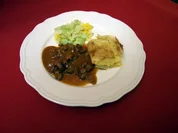 Zicklein-Ragout mit Kartoffelgratin und Mango-Spitzkohl - Rezept