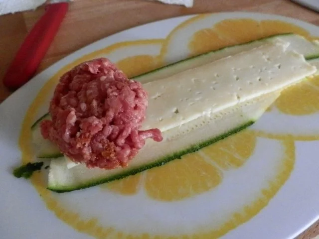 Rezept: Zucchiniröllchen mit Rinderhackfleisch Bild Nr. 4 Zucchiniröllchen mit Rinderhackfleisch - Rezept - Bild Nr. 4