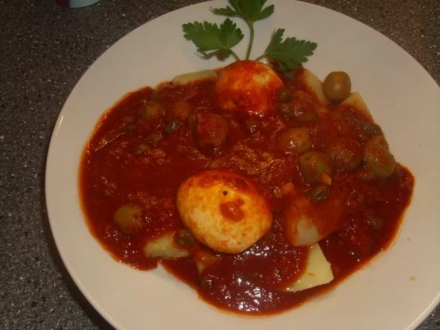 Rezept: Eier in Tomaten-Kapern Soße Eier in Tomaten-Kapern Soße - Rezept