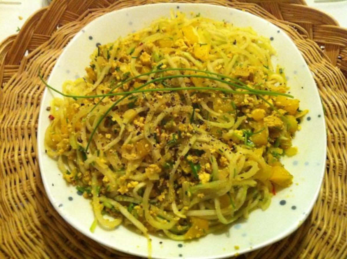 Gelb gebratene Kohlrabi-Spaghetti mit Tofu - Rezept