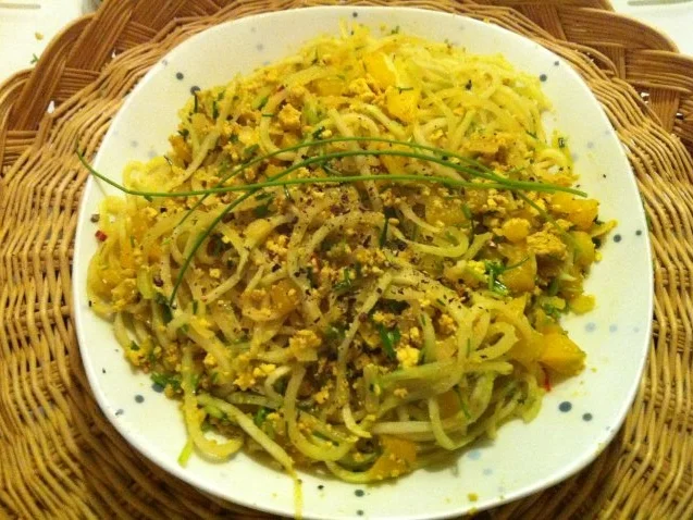 Gelb gebratene Kohlrabi-Spaghetti mit Tofu - Rezept