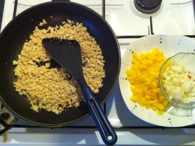 Gelb gebratene Kohlrabi-Spaghetti mit Tofu - Rezept - Bild Nr. 2