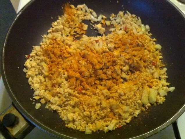 Gelb gebratene Kohlrabi-Spaghetti mit Tofu - Rezept - Bild Nr. 3