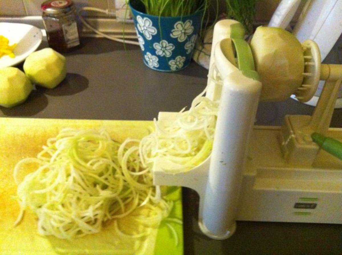 Gelb gebratene Kohlrabi-Spaghetti mit Tofu - Rezept - Bild Nr. 4